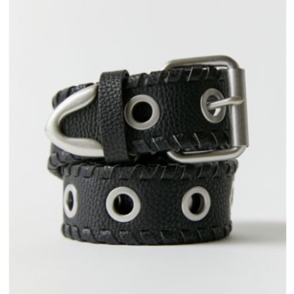 Urban Outfitters brand New Devon grommet leather belt M